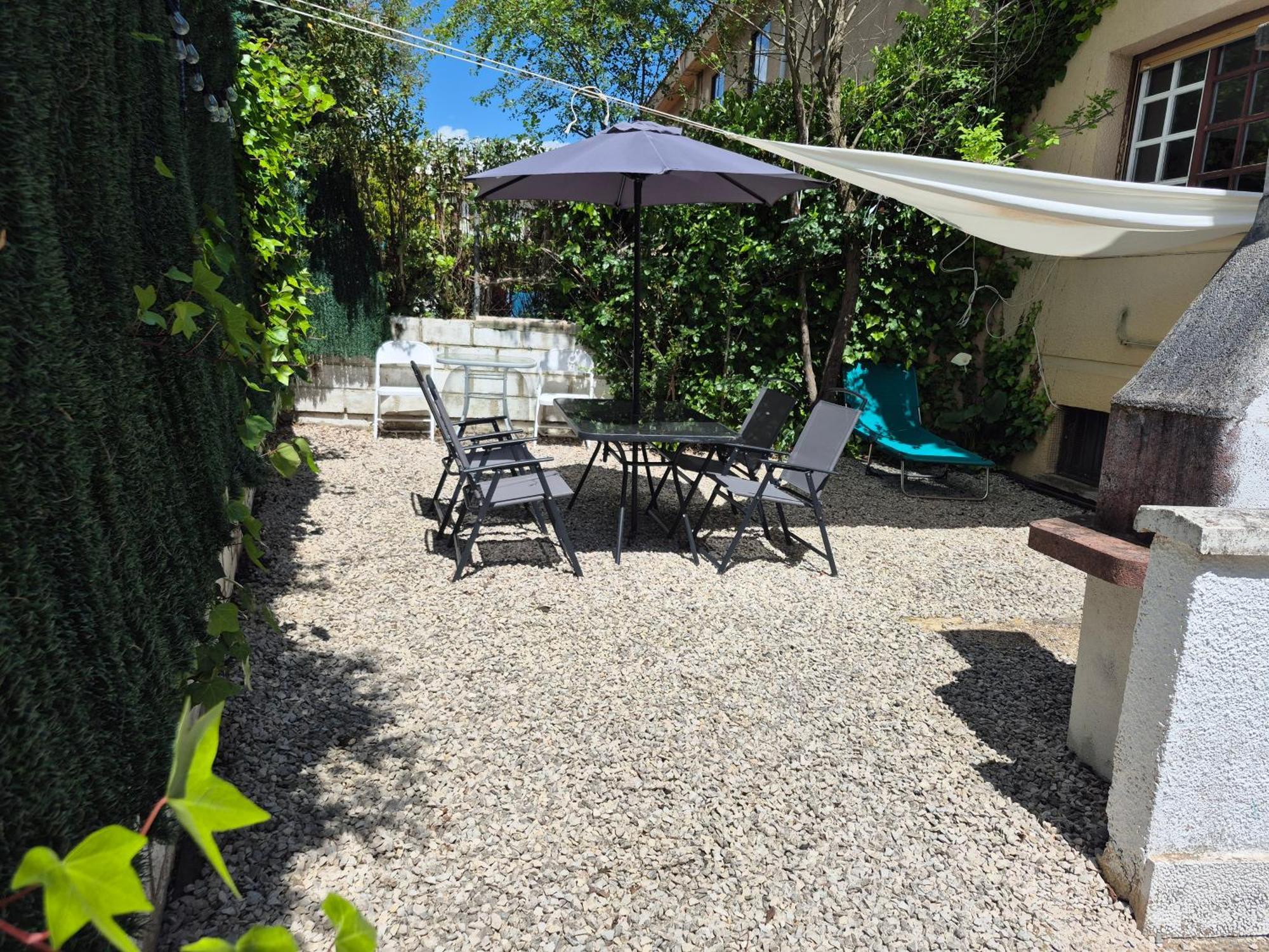 Zizur Mayor Cool Basement Studio In Hosts House With Private Terrace And Bbq חדר תמונה